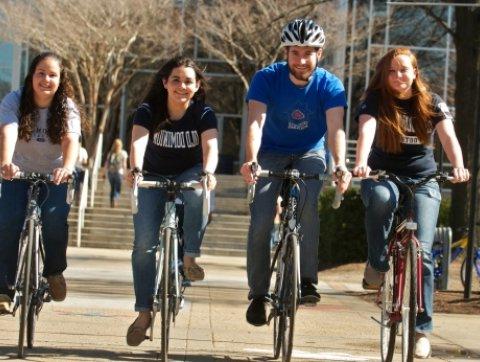 ODU学生在校园里骑自行车